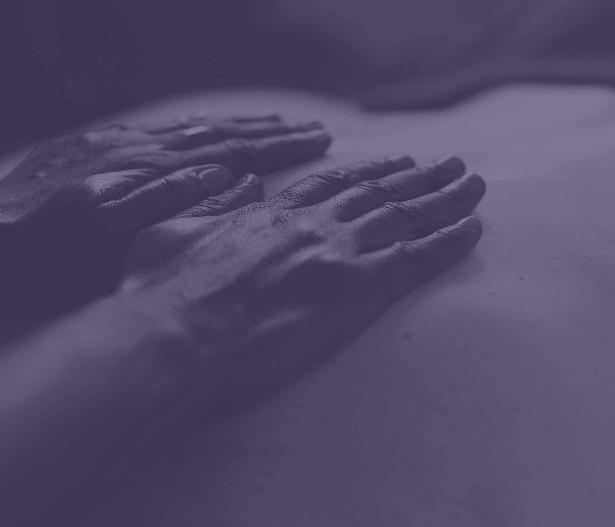 Deux mains qui glissent sur le dos, sous un voile mauve